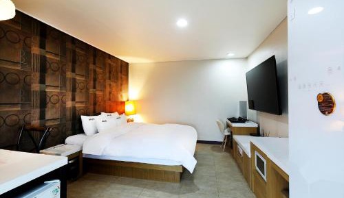 Superior King Room - Free Breakfast for 2 people (Not provided on Monday)