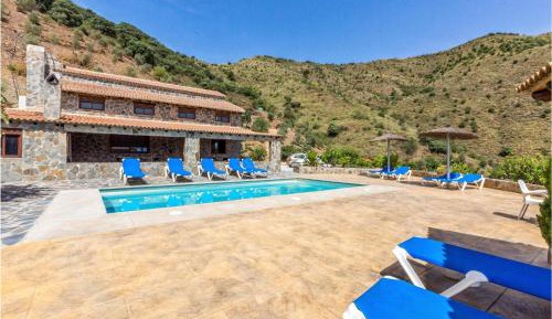 Ten-Bedroom Holiday Home