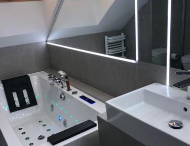 Deluxe Suite with Spa Bath