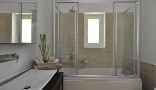 One-Bedroom Apartment with Hot Tub
