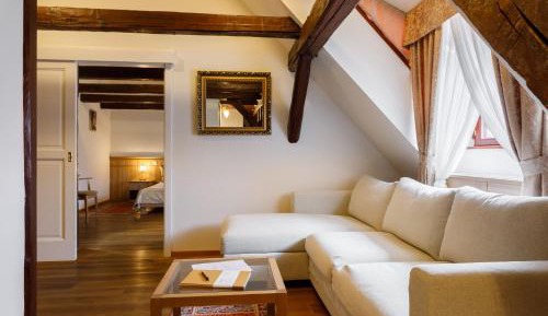 Family Room (3 Adults)