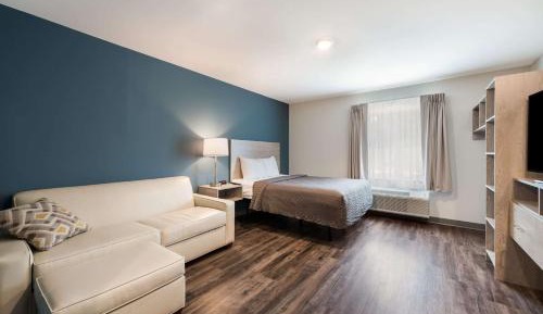 QUEEN SUITE WITH SOFA/DISHWASHER (DISHES/COOKWARE INCLUDED)