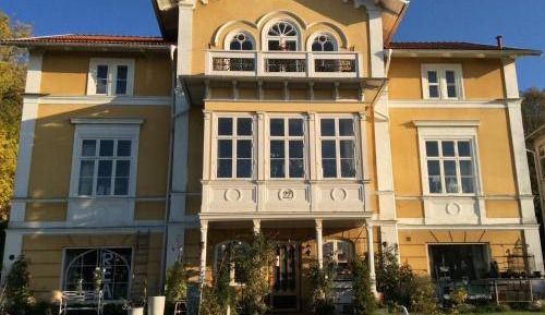 Three-Bedroom Apartment with Lake View