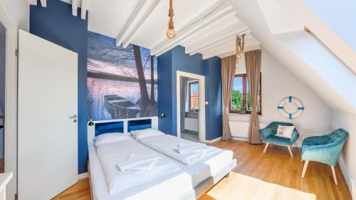 Four-Bedroom House - with private boat and garden - 3 Zamkowa Street
