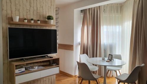 One-Bedroom Apartment with Lake View