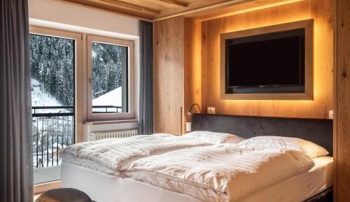 Superior One-Bedroom Apartment with Balcony