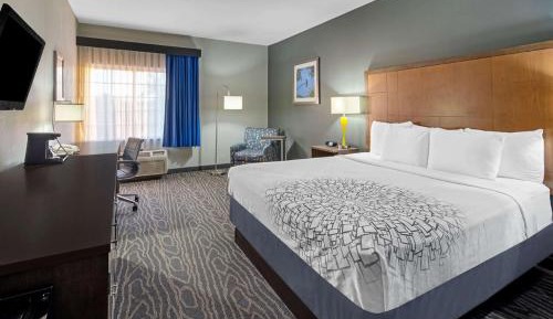 King Room with Tub and Countryside View - Mobility Access/Non-Smoking