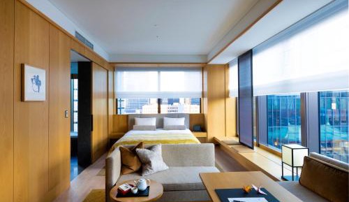 The twin room features air conditioning, a tea and coffee maker, as well as a private bathroom boasting a shower and a bidet. This twin room has a safe deposit box, a carpeted floor and a flat-screen TV. The unit has 2 beds.