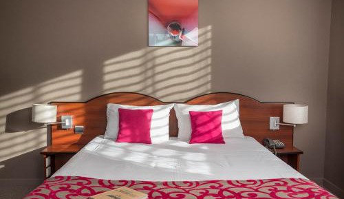  Comfort room with balcony