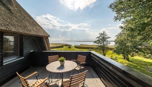 Apartment with Lake View
