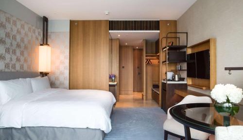 Club King Room with City View