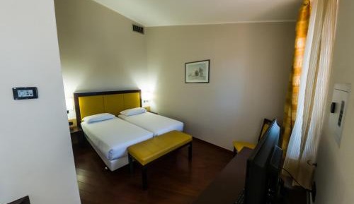 Standard Queen Room with Single Bed