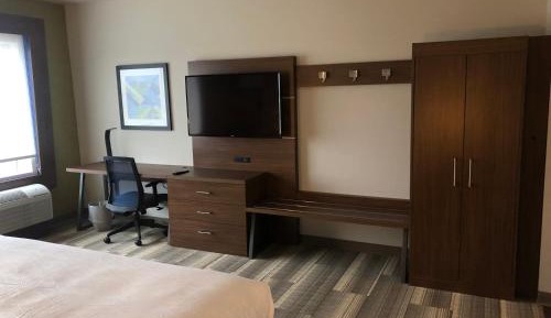 King Suite with Tub and Sofa Bed - Mobility Accessible