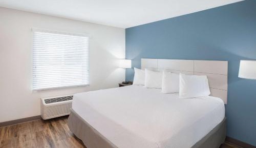 Queen Room  with Roll-In Shower - Disability Access/Non-Smoking
