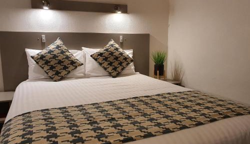 Standard Queen Room
