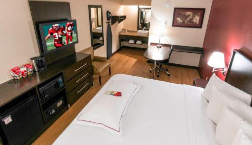 Premium King Room Smoke Free (Upgraded Bedding & Snack)