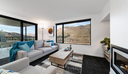 Apartment with Mountain View