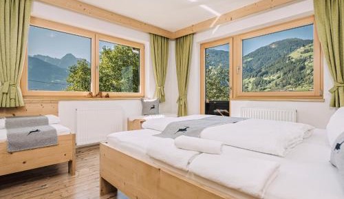 Three-Bedroom Apartment with Terrace and Balcony