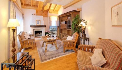 Five-Bedroom Apartment with Balcony