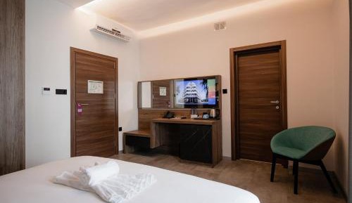 Standard Double Room with Balcony/ Urban View