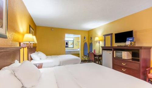 Queen Room with Two Queen Beds - Smoking