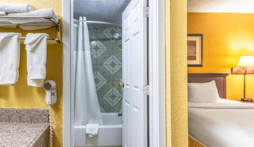Queen Room with Two Queen Beds - Non-Smoking