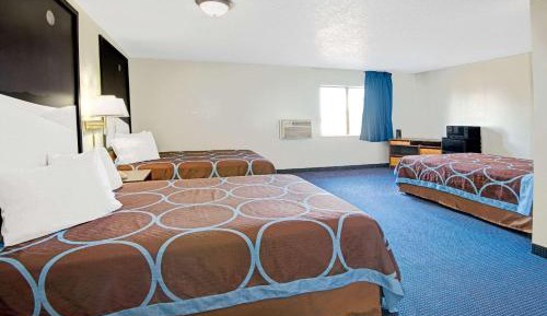Studio Suite with Three Queen Beds - Non-Smoking