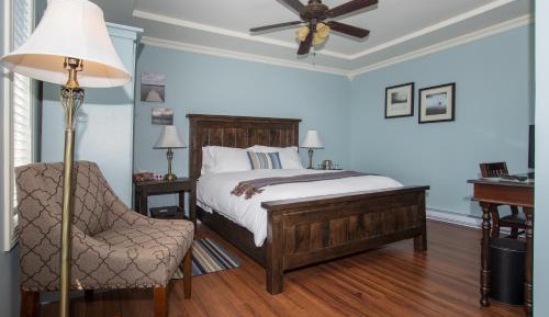 Deluxe Queen Room