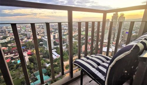  High Rise 2 Bedroom with Sea View and Balcony