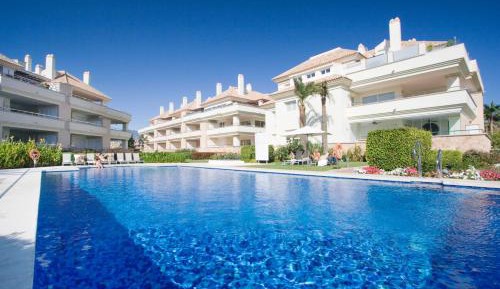 Apartment with Pool View 