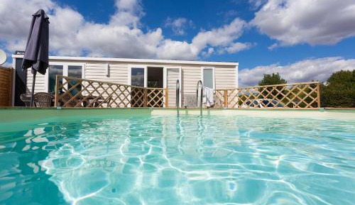 Mobile Home with individual swimming pool