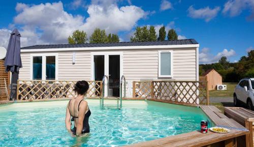 Mobile Home with individual swimming pool