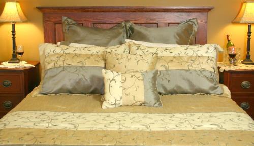 Deluxe Queen Suite