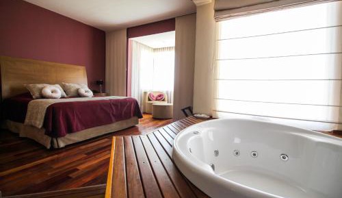 Deluxe Suite with Spa Bath