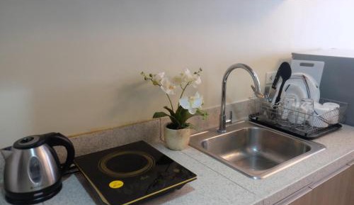 High Rise 1 Bedroom Apartment with Mountain View and Balcony