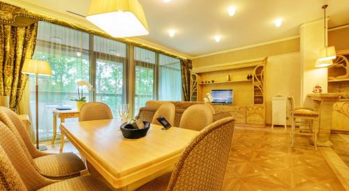 Deluxe Two-Bedroom Apartment with Spa Access
