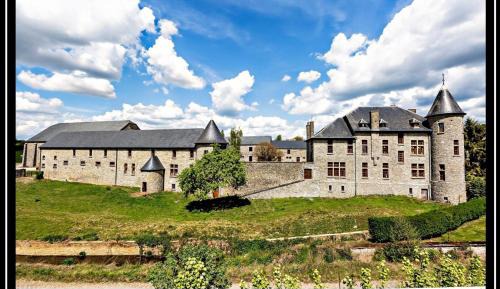 Three-Bedroom House de la Tour