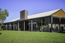 Mannum House | Stunning 5 bed. Riverfront Home in Mannum