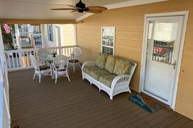 Garden City House | The Breezy Weezy - Minutes Away From Surf and Sun!