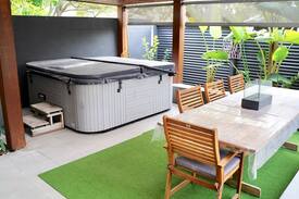 Ascot Apartment | Spacious 2BD Apartment in Ascot w/ huge yard!