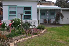 Goolwa Cabin | Sloe Cottage - Pet Friendly, Retro, WiFi, Netflix