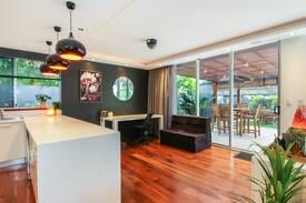 Ascot Apartment | Spacious 2BD Apartment in Ascot w/ huge yard!