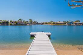 Yamba House | Cooindah On The Water - pool and private Jetty!