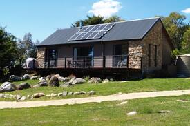 Jindabyne Cabin | RUNWAY VIEW COTTAGE at TOUCHDOWN COTTAGES