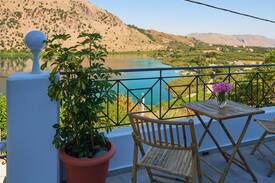 Georgioupolis Villa | Spacious Getaway by Lake Kournas ★
