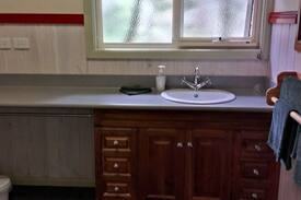 Strahan House | Unit 1. 2 bedroom . The Crays Accommodation.
