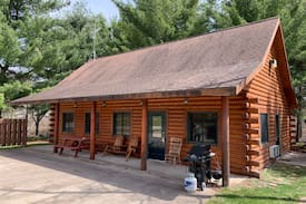 Neillsville Cabin | Dilly’s Hatfield Resort Cabin (On Lake Arbutus)