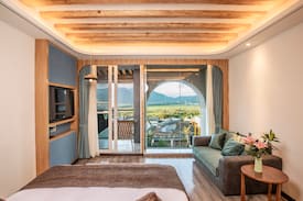 Heshun House | 【隐居玖舍】趣舍私享景观露台大床/私享露台/自助早餐/迎宾水果花茶/免费腾冲接机接站