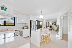 Sunshine Beach Apartment | 1 Crystal Shores, 200m to beach, dog friendly unit