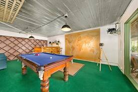 Vacy Cabin | Tuckeroo Retreat- Private courtyard & pool table